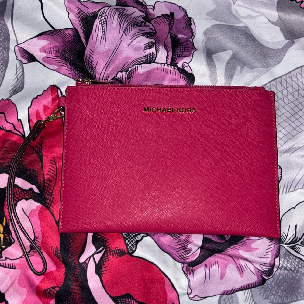 EUC Michael Kors Jet Set Travel Wallet/Clutch Medium Hot Pink